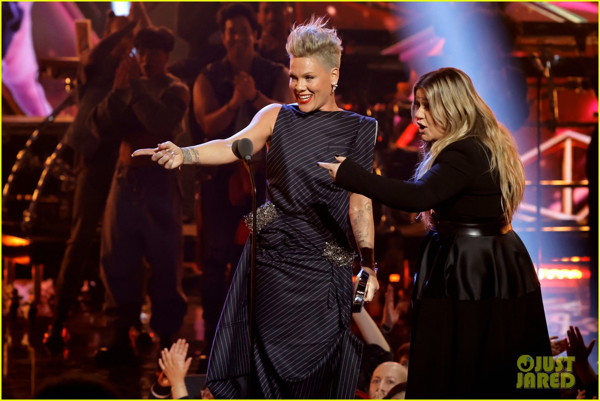 pink kelly clarkson duet iheartradio music awards 0084914475