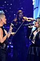 pink kelly clarkson duet iheartradio music awards 001