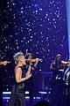 pink kelly clarkson duet iheartradio music awards 004