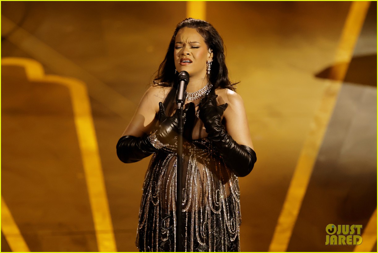 Rihanna Performs 'Lift Me Up' at Oscars 2023 Photo 4907145 Oscars