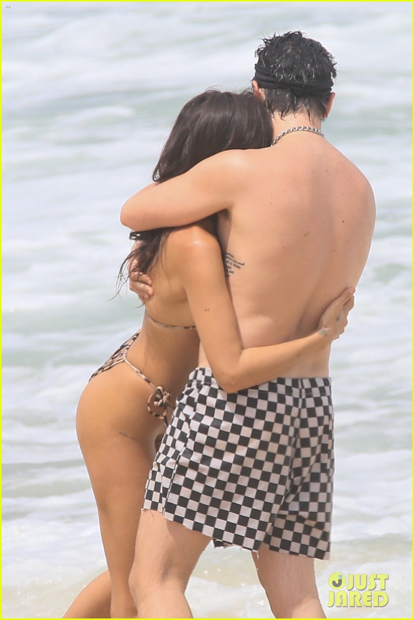 Yungblud Enjoys Beach Day & Time with Girlfriend Jesse Jo Stark Amid