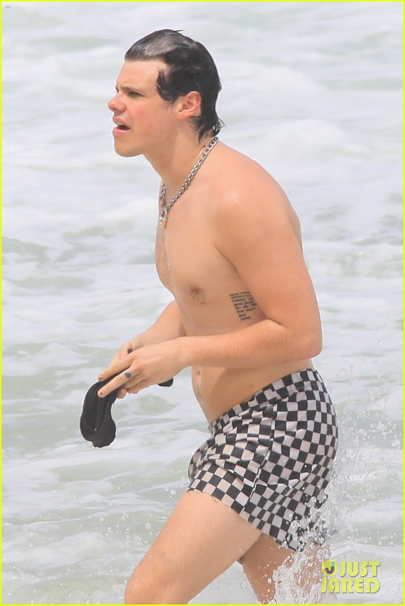 Yungblud Enjoys Beach Day & Time with Girlfriend Jesse Jo Stark Amid  Engagement Rumors: Photo 4915799 | Jesse Jo Stark, yungblud Photos | Just  Jared: Entertainment News