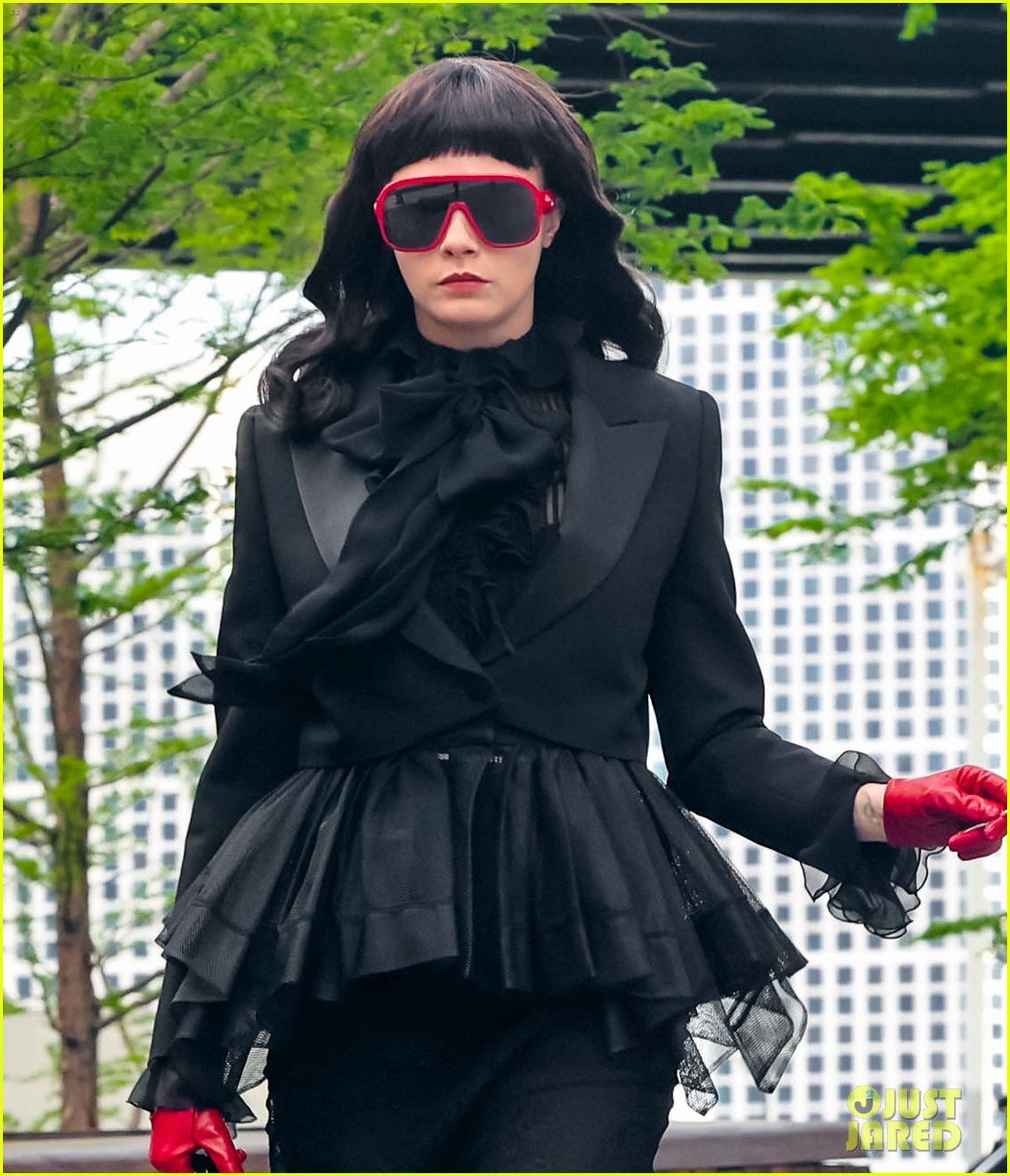 Cara Delevingne Joins 'AHS' Season 12, Goes Incognito While Filming with  Emma Roberts in NYC: Photo 4924219 | American Horror Story, Cara Delevingne,  Emma Roberts Photos | Just Jared: Entertainment News, image size:1049x1222