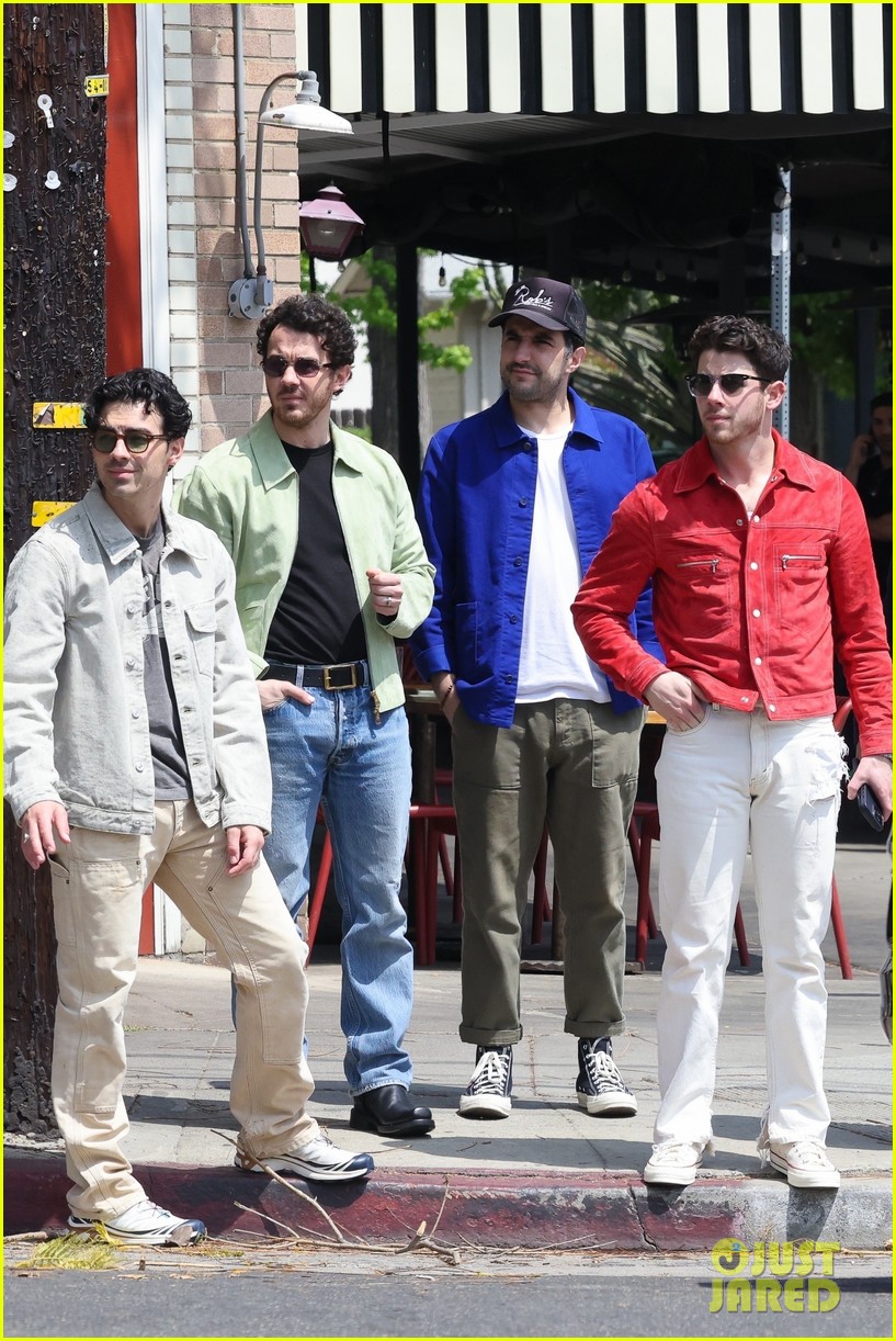jonas brothers meet up for lunch in la 084924427