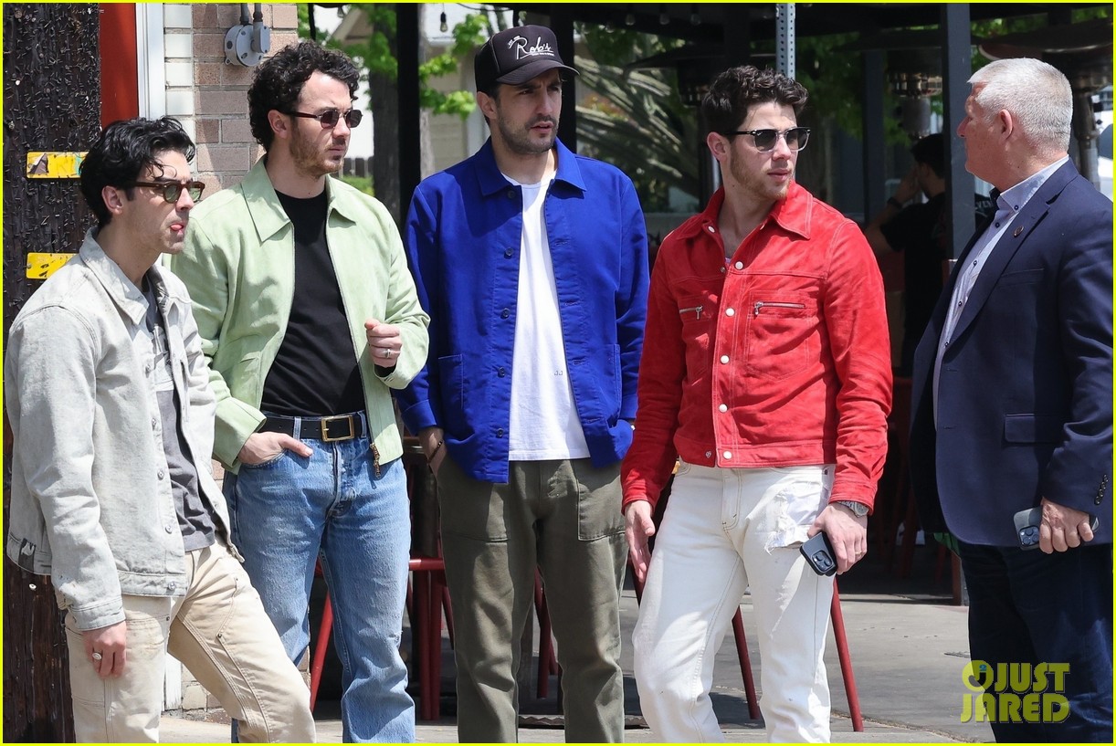 jonas brothers meet up for lunch in la 35