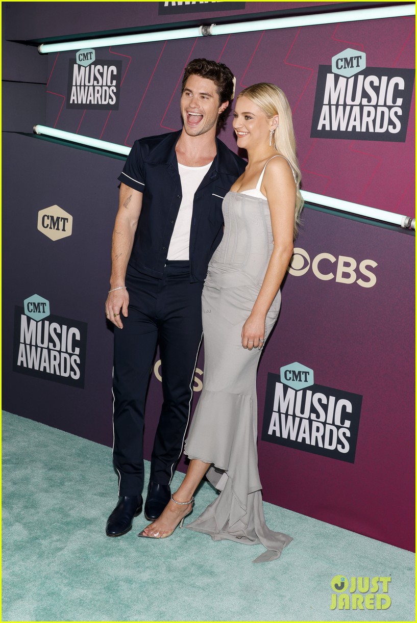Kelsea Ballerini & Chase Stokes Make Red Carpet Debut Together at CMT(02)