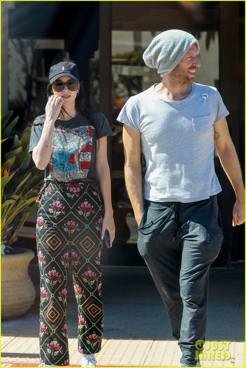 Dakota Johnson & Chris Martin Keep Close on Coffee Date in Malibu(02)