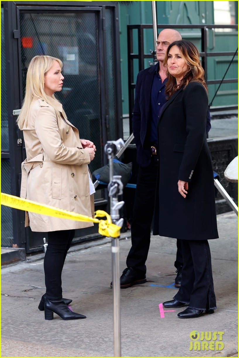 Mariska Hargitay & Christopher Meloni Reunite with Kelli Giddish For(01)