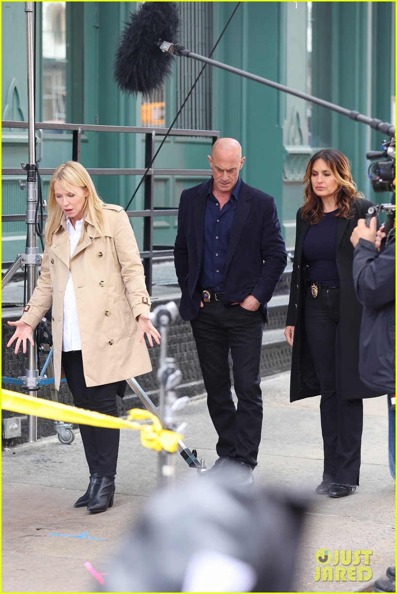 Mariska Hargitay & Christopher Meloni Reunite with Kelli Giddish For(01)