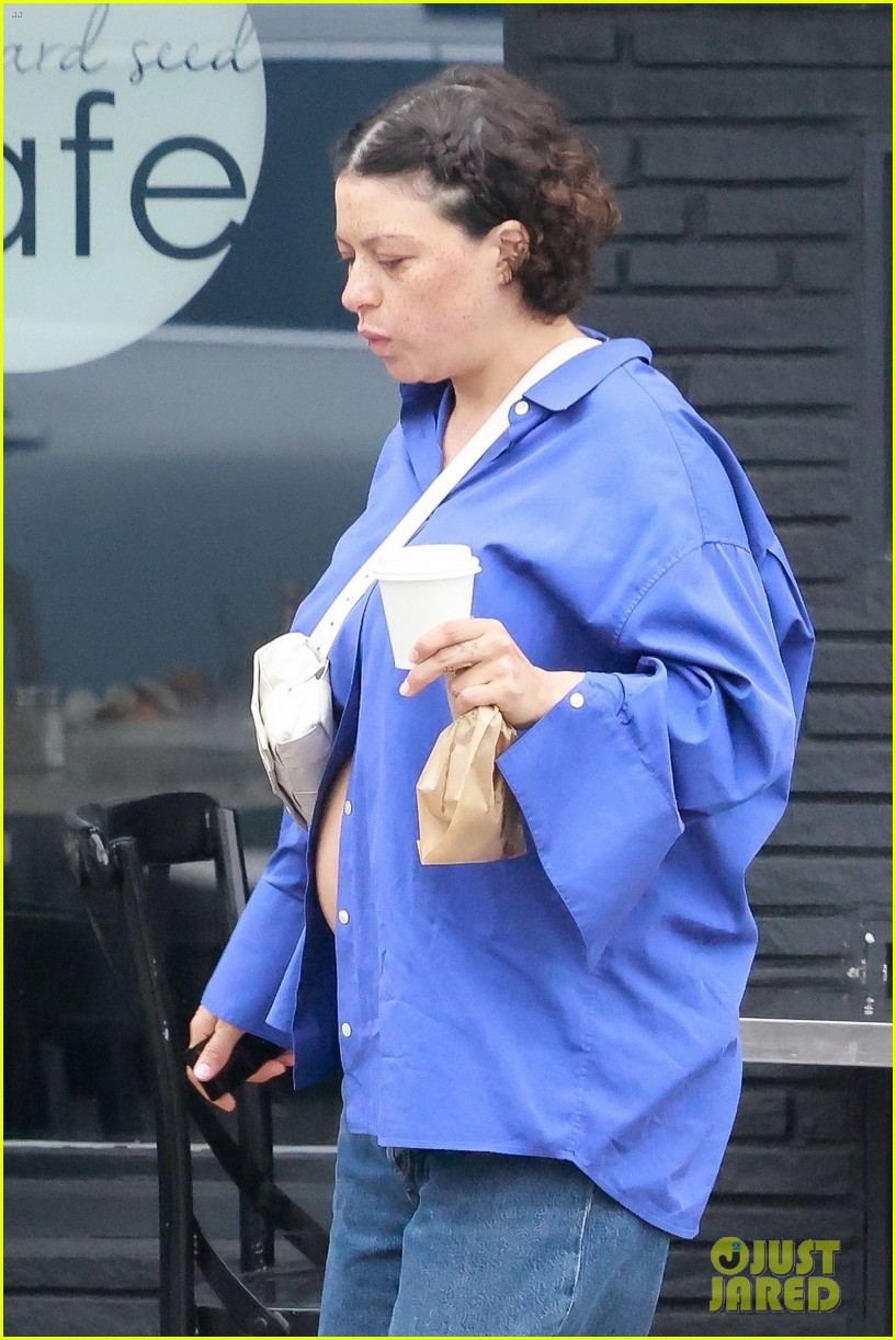 Alia Shawkat Picks Up Lunch to Go in Los Feliz: Photo 4937162 