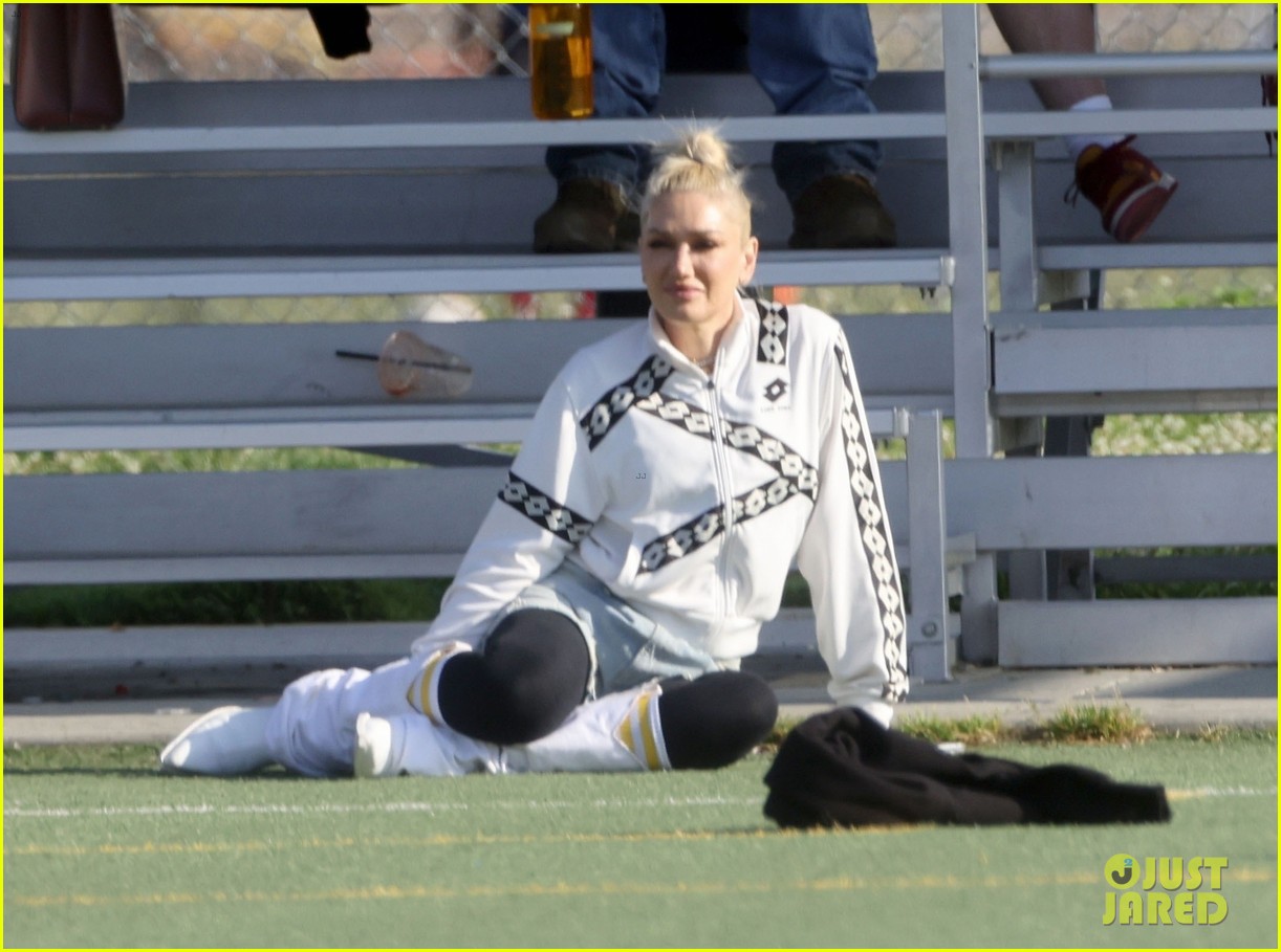 Gwen Stefani Sits on Blake Shelton's Lap, Shares a Kiss While Attending