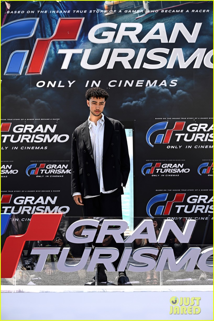 orlando bloom gran turismo photocall at cannes 10