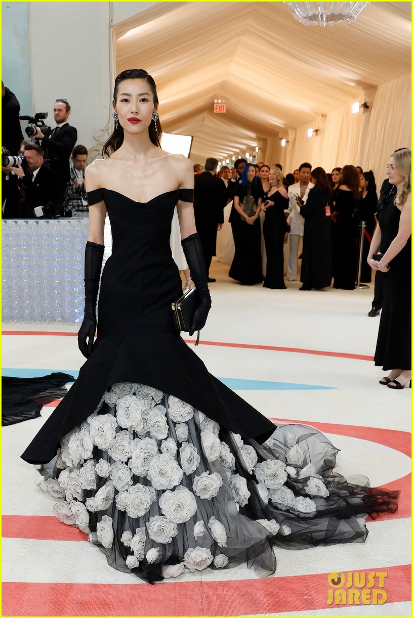 Emily Ratajkowski & Phoebe Bridgers Represent Tory Burch at Met Gala