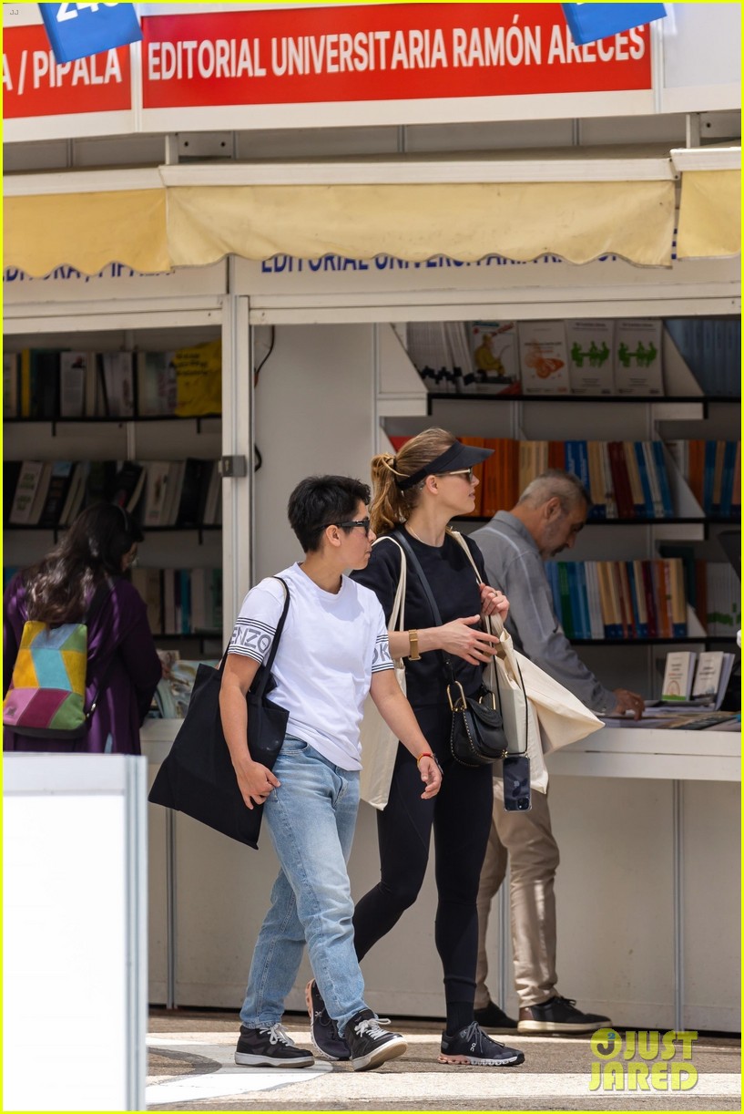 amber heard does some shopping at book fair in madrid 124939661