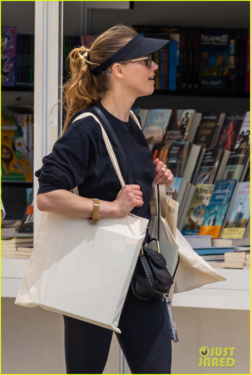 Amber Heard Does Some Shopping at Book Fair in Madrid Photo 4939662