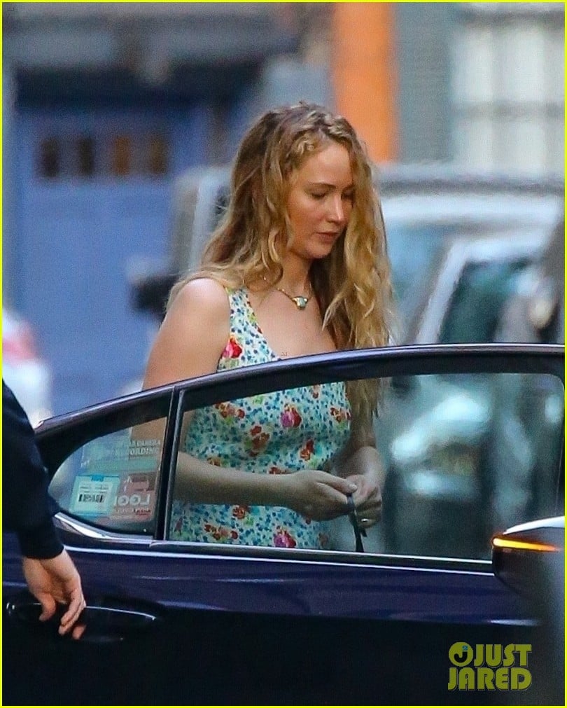 Jennifer Lawrence Dresses Up for Date Night With Husband Cooke Maroney