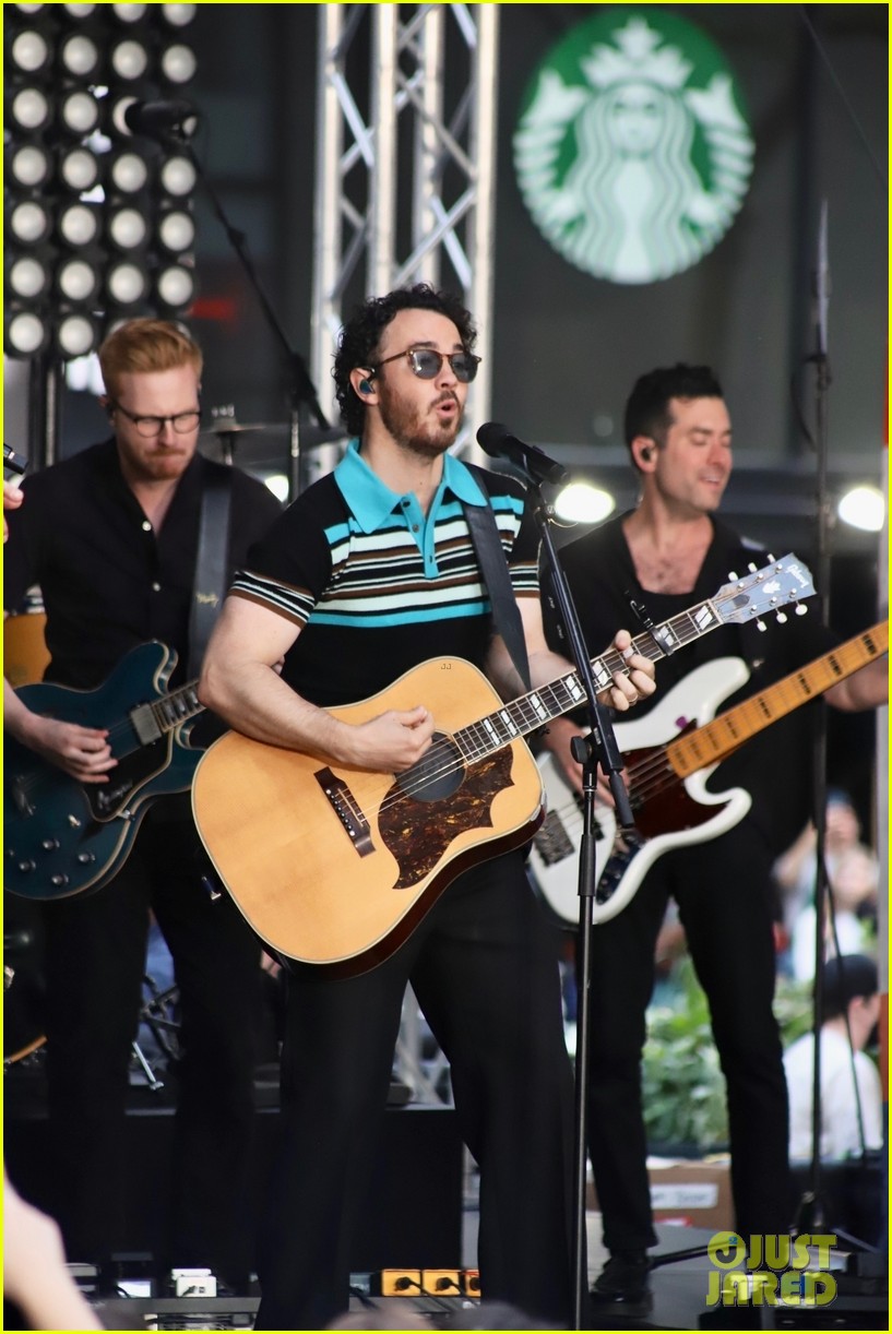 jonas brothers perform waffle house summer baby on today 034932489