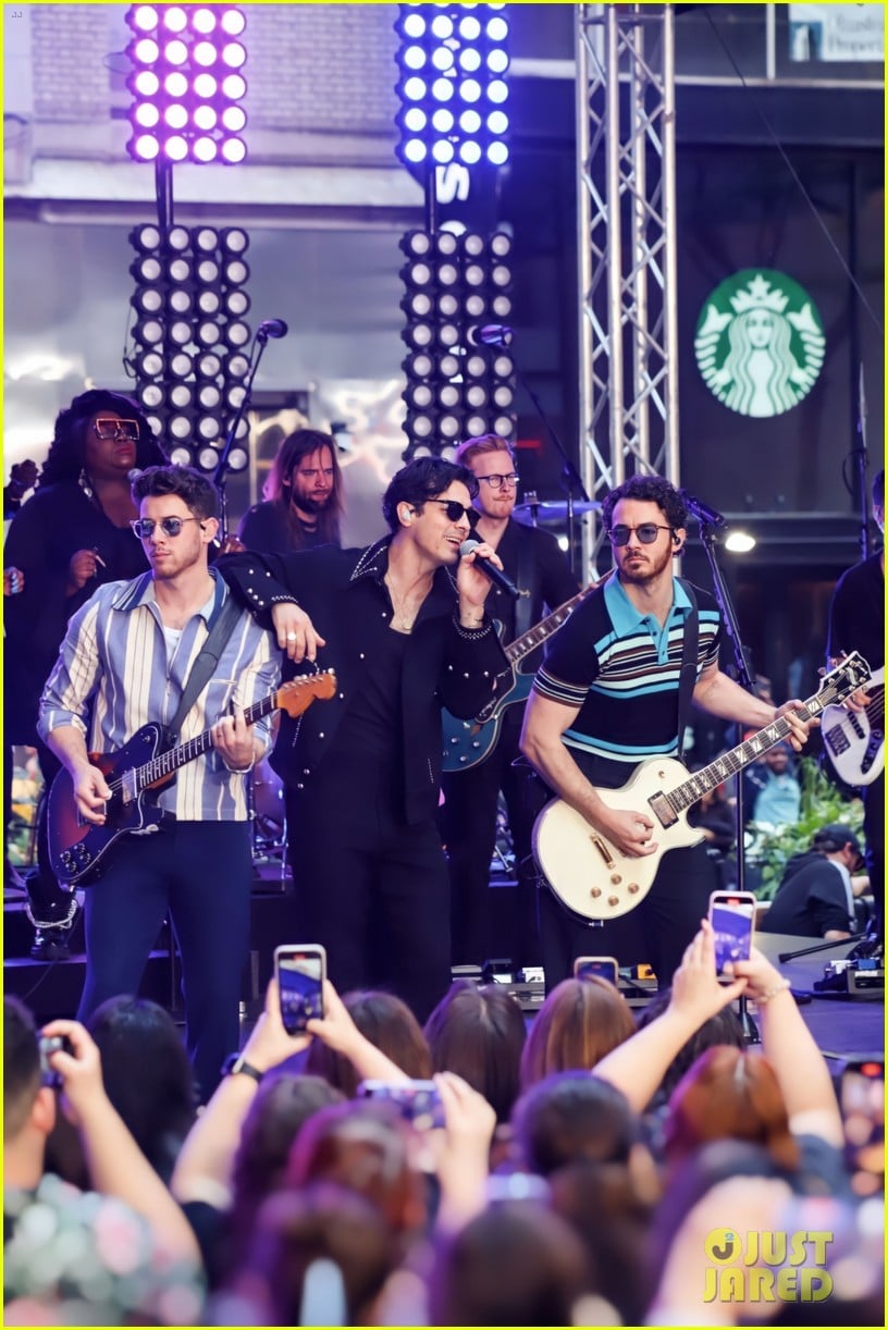 Jonas Brothers Perform New Songs 'Waffle House' & 'Summer Baby' on(01)