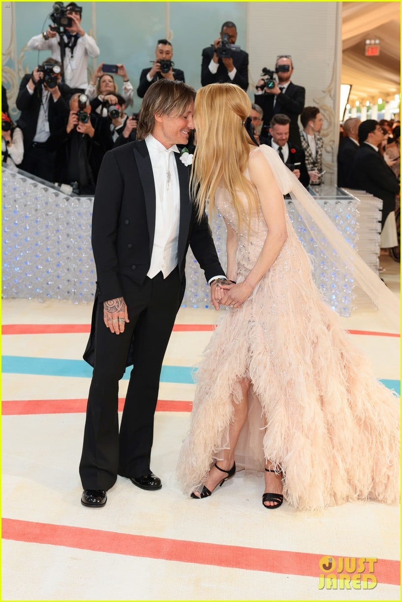 Nicole Kidman's Husband Keith Urban Helps Her Up the Iconic Met Gala