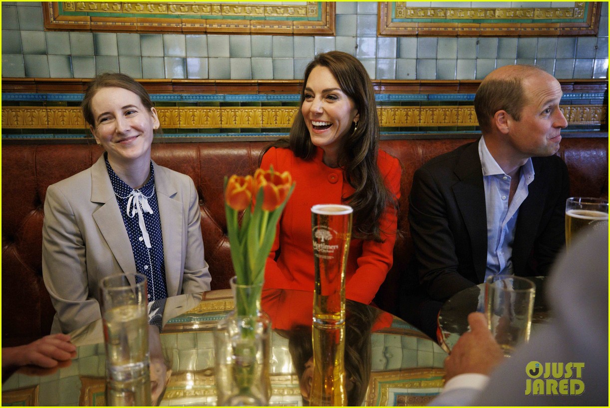 Prince William & Kate Middleton Enjoy Pints at a Pub, Ride Public ...