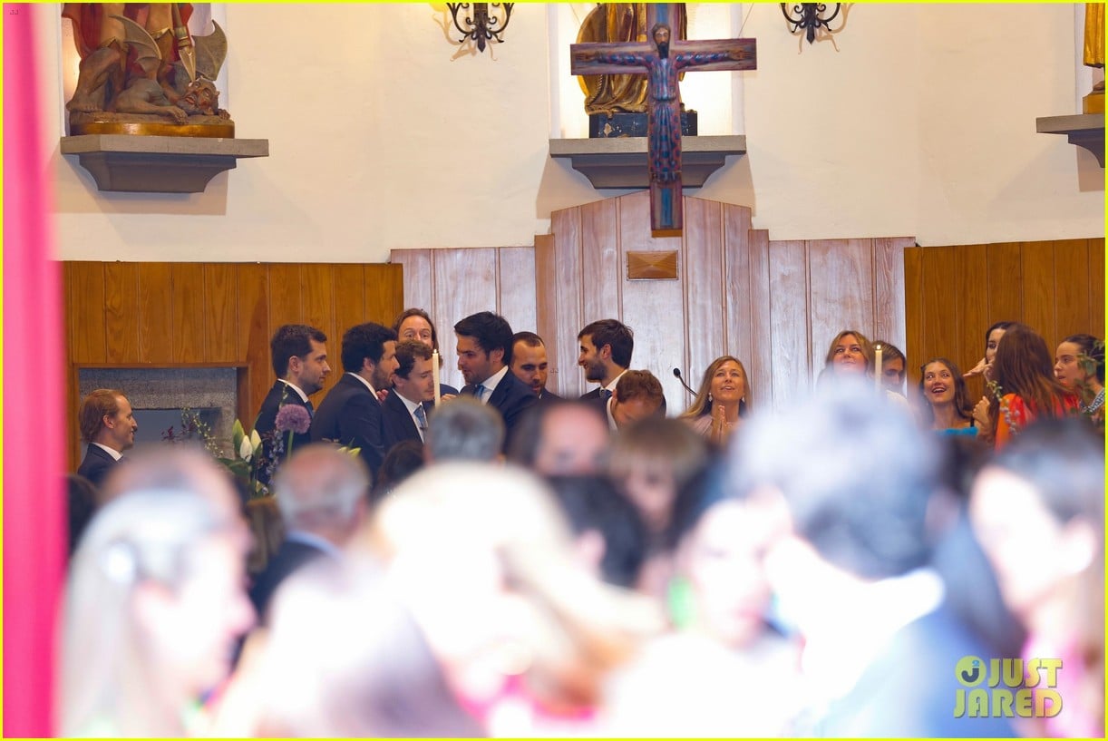 Gerard Pique & Girlfriend Clara Chia Attend His Brother’s Wedding in