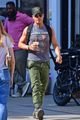 justin theroux shows off his muscles on coffee run in london 01