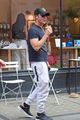 justin theroux shows off his muscles on coffee run in london 04