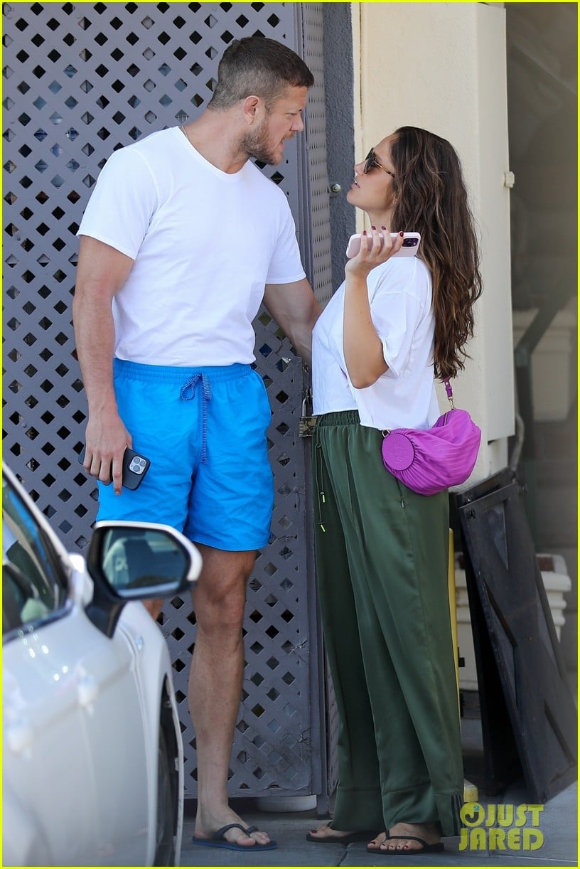 Minka kelly dan reynolds flaunt cute pda after a friday afternoon spa