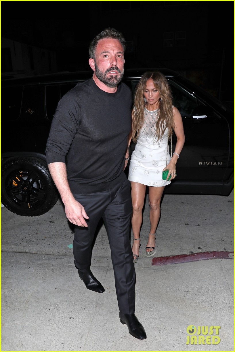 Jennifer Lopez Wears White for Dinner with Ben Affleck on Their First(02)
