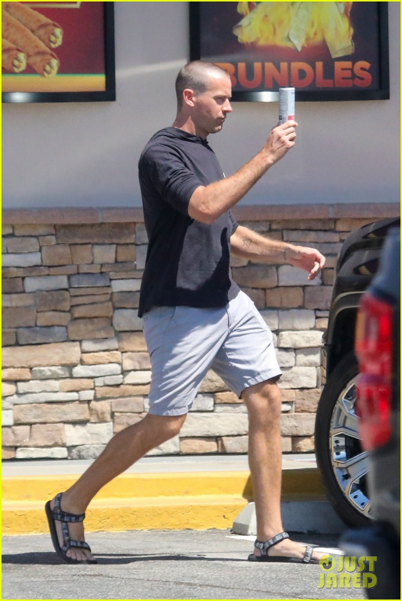 Armie Hammer Shaves His Head, Debuts Fresh New Haircut While Out in Los Angeles Photo 4958090