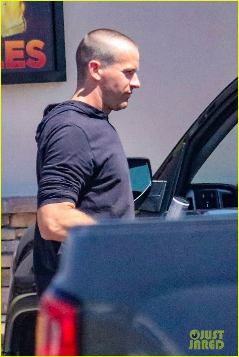 Armie Hammer Shaves His Head, Debuts Fresh New Haircut While Out in Los Angeles Photo 4958091