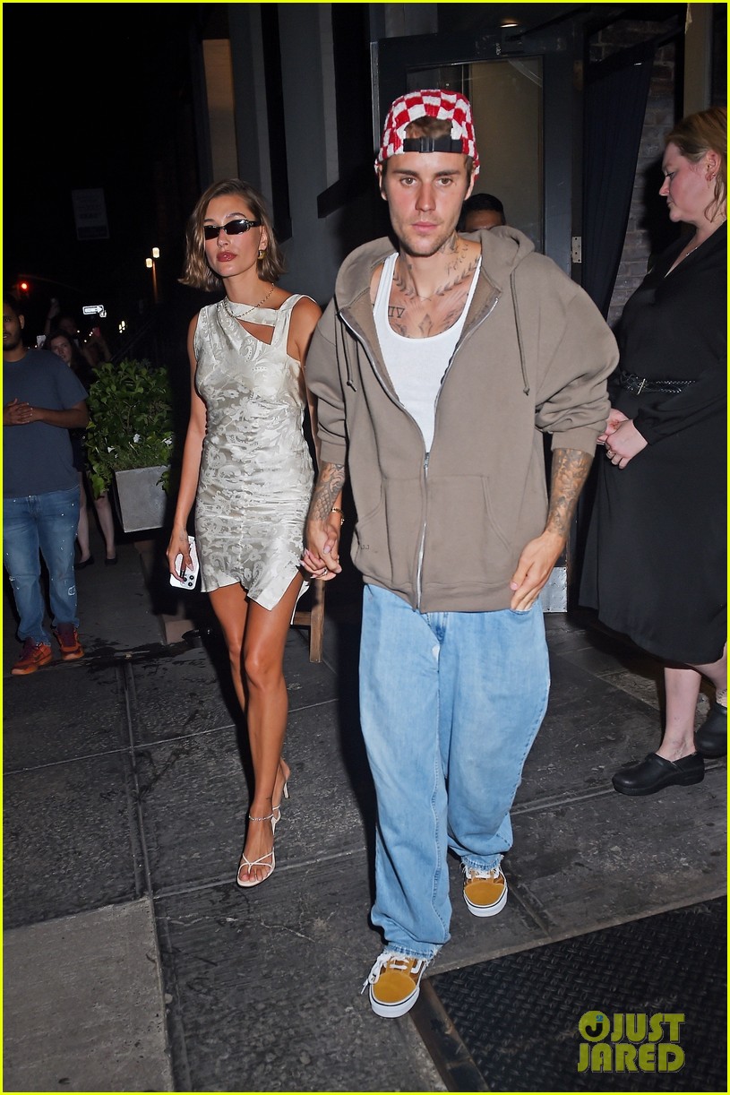 justin-hailey-bieber-hold-hands-during-date-night-in-nyc-photo