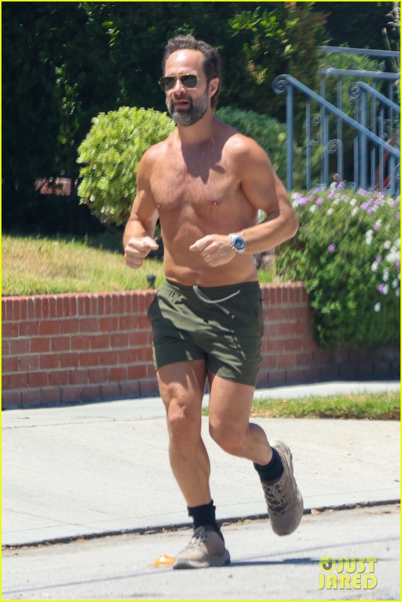 chris diamantopoulos becki newton shirtless jog 024954037