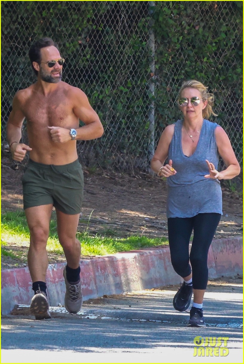 chris diamantopoulos becki newton shirtless jog 054954040