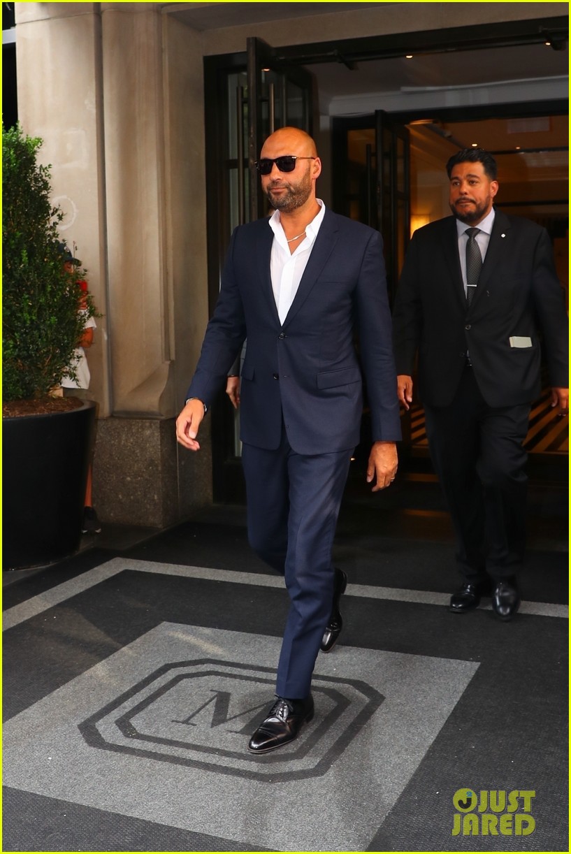 Derek Jeter & Wife Hannah Make Rare Appearance in NYC After Secretly(02)