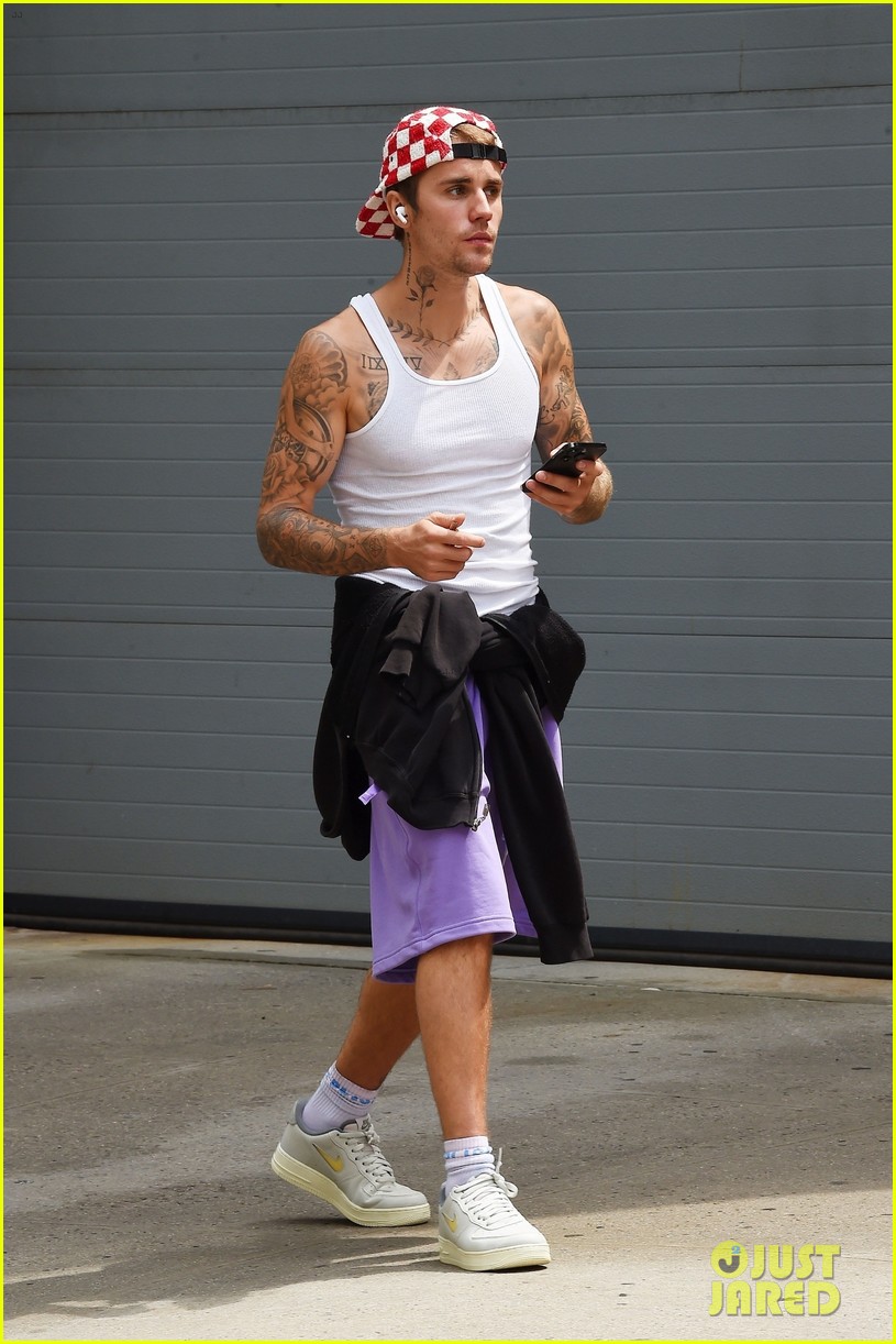 Justin Bieber Shows Off His Tattoos During Day Out in NYC Photo(02)