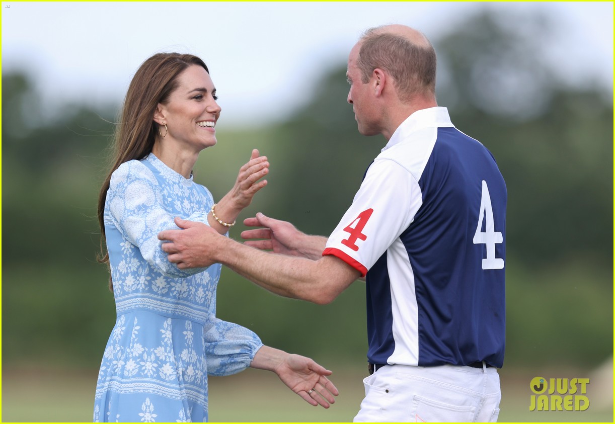 Kate Middleton Cheers On Prince William During Royal Charity Polo Cup(02)