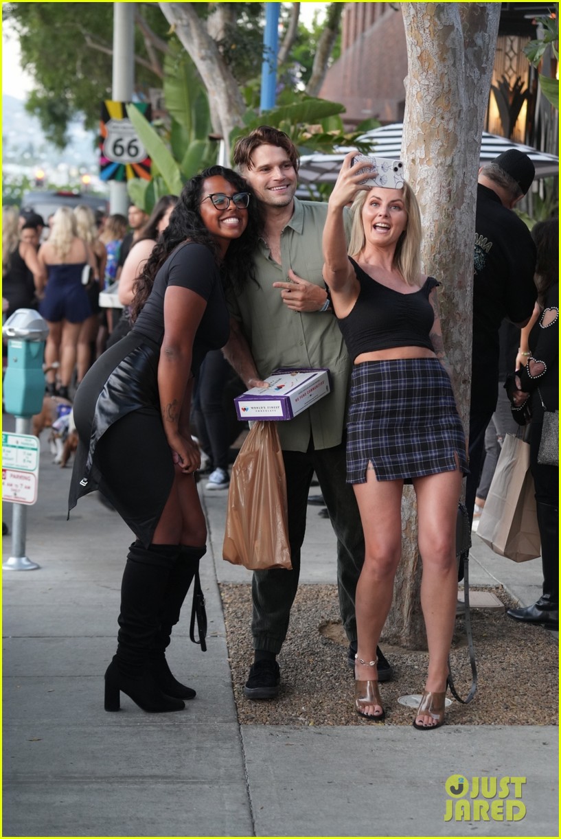 Photo ariana madix katie maloney film vanderpump rules 11 at tomtom 98