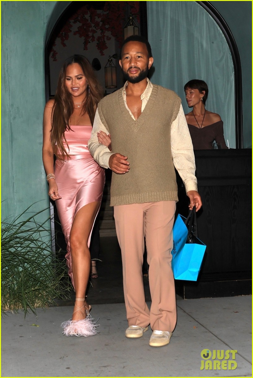 Chrissy Teigen & John Legend Keep Close on Date Night Photo 4957424