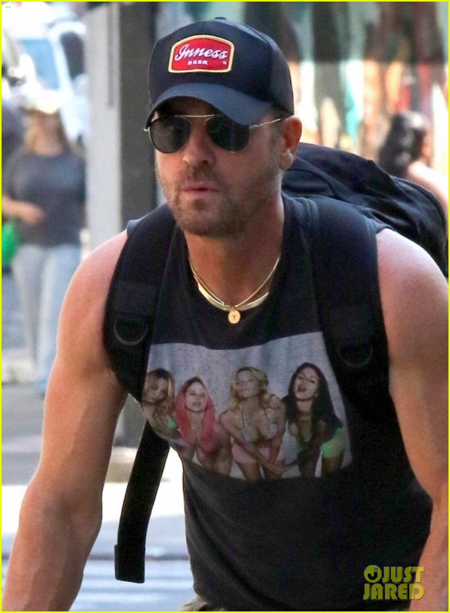Justin Theroux Bikes Around NYC Wearing Shirt with Selena Gomez's Face(01)