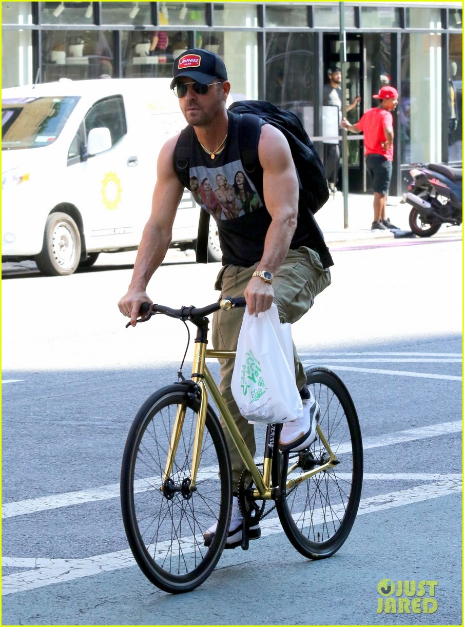 Justin Theroux Bikes Around NYC Wearing Shirt with Selena Gomez's Face