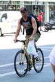justin theroux wears selena gomez t shirt in nyc 04