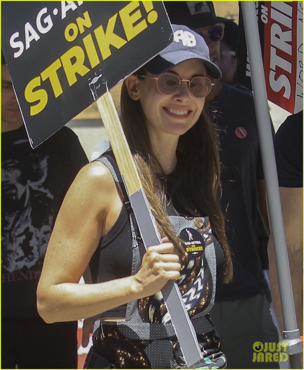 Alison Brie Dave Franco Join Friend Jim Rash On The Picket Lines Alison Brie Dave Franco Join Friend Jim Rash On The Picket Lines