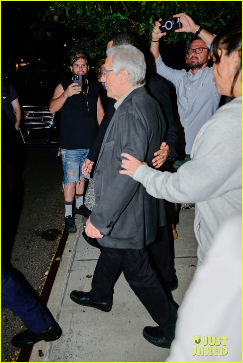 Robert De Niro Joined by Girlfriend Tiffany Chen at His 80th Birthday(02)