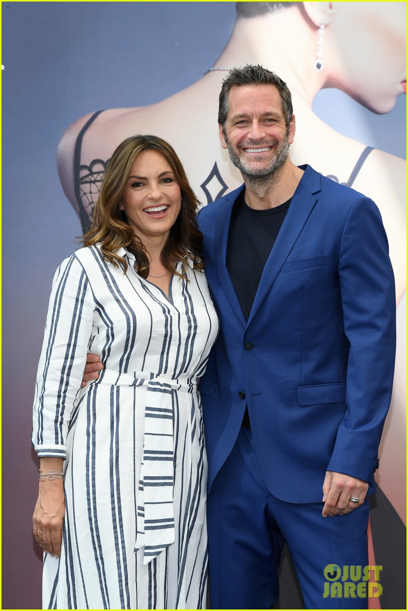 Mariska Hargitay Celebrates 19th Wedding Anniversary with Husband Peter(01)