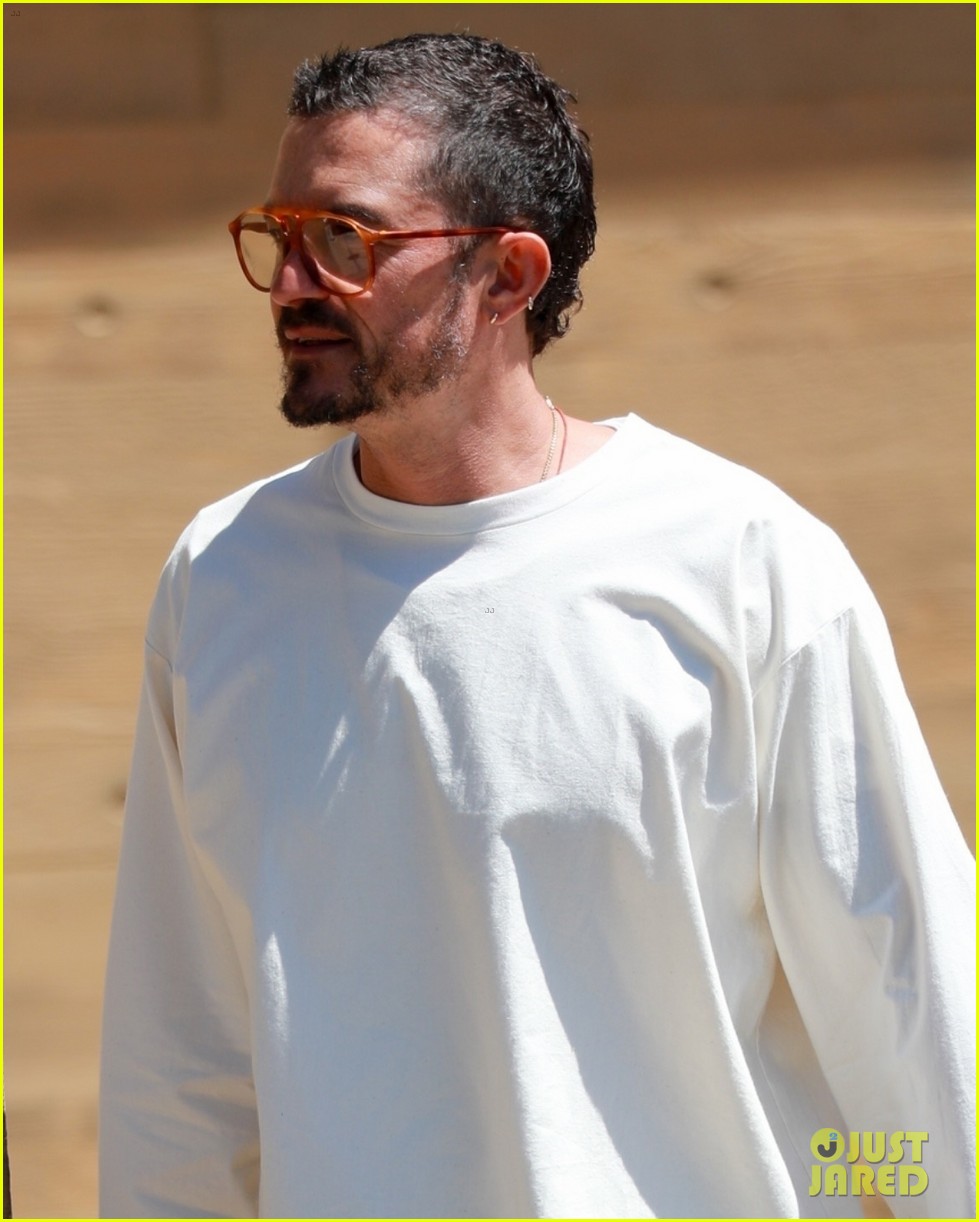 Orlando Bloom Heads Out For Solo Lunch in Malibu Photo 4963472