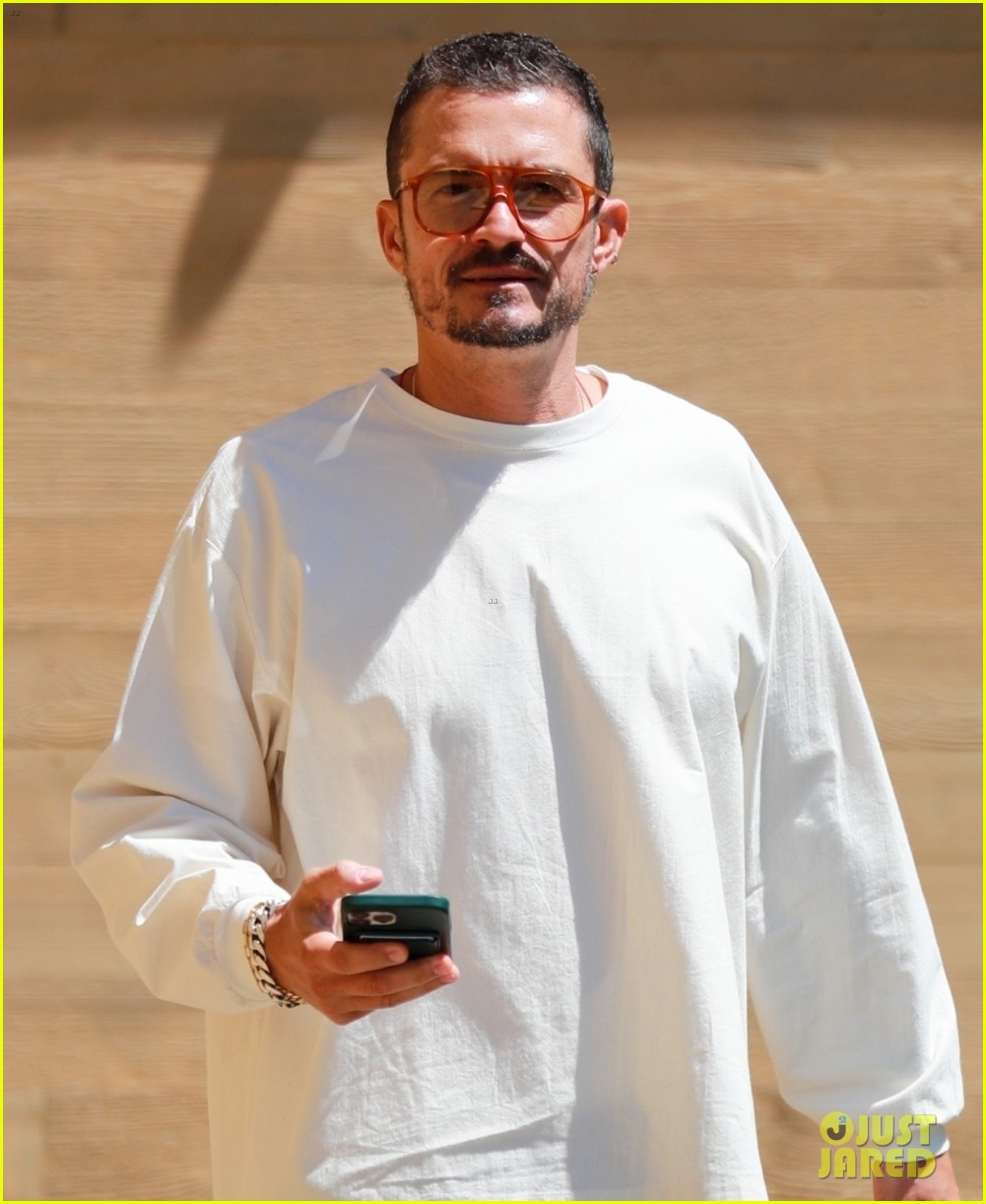 Orlando Bloom Heads Out For Solo Lunch in Malibu Photo 4963473