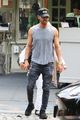 justin theroux grabs lunch with mom phyllis 01