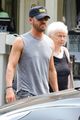 justin theroux grabs lunch with mom phyllis 03