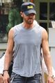 justin theroux grabs lunch with mom phyllis 04